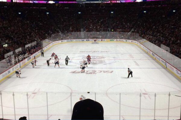 Patinoire vu de derrière le gardien d'un match du canadien de Montréal au centre Bell