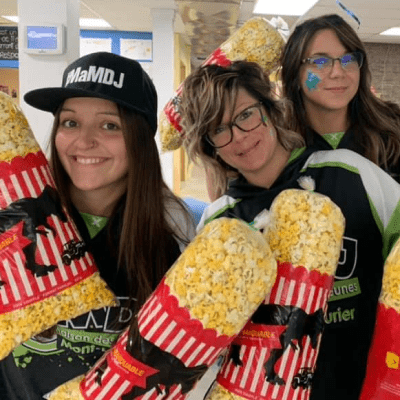 3 intervenantes tenant des gros sacs de popcorn